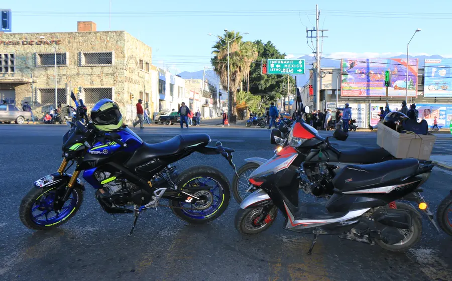 Motos bloqueando crucero de Oaxaca