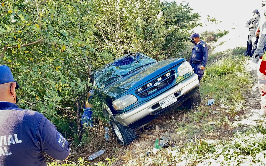 Hombre queda colgado en su camioneta