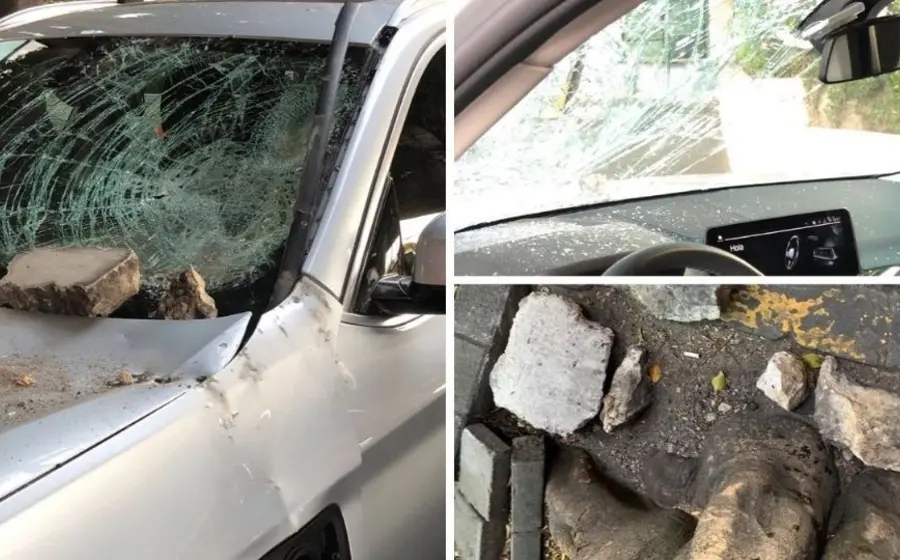 La conductora de una camioneta esperaba el verde del semáforo cuando le cayeron los pedazos de escombro.