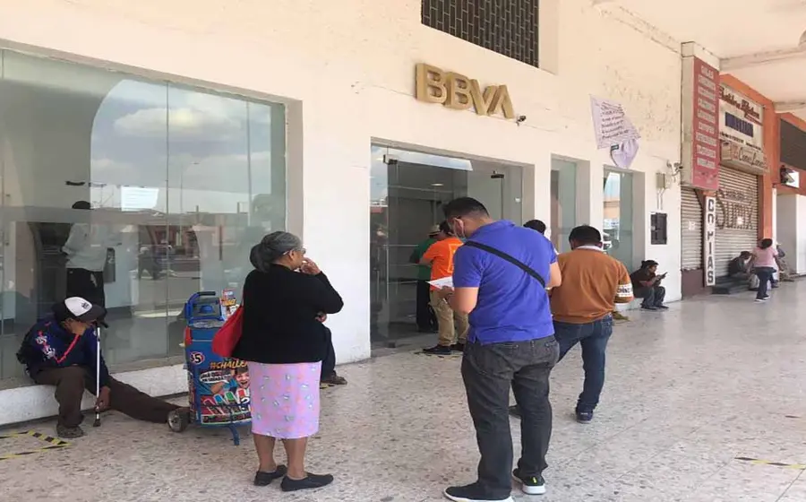 Cajero automático con personas