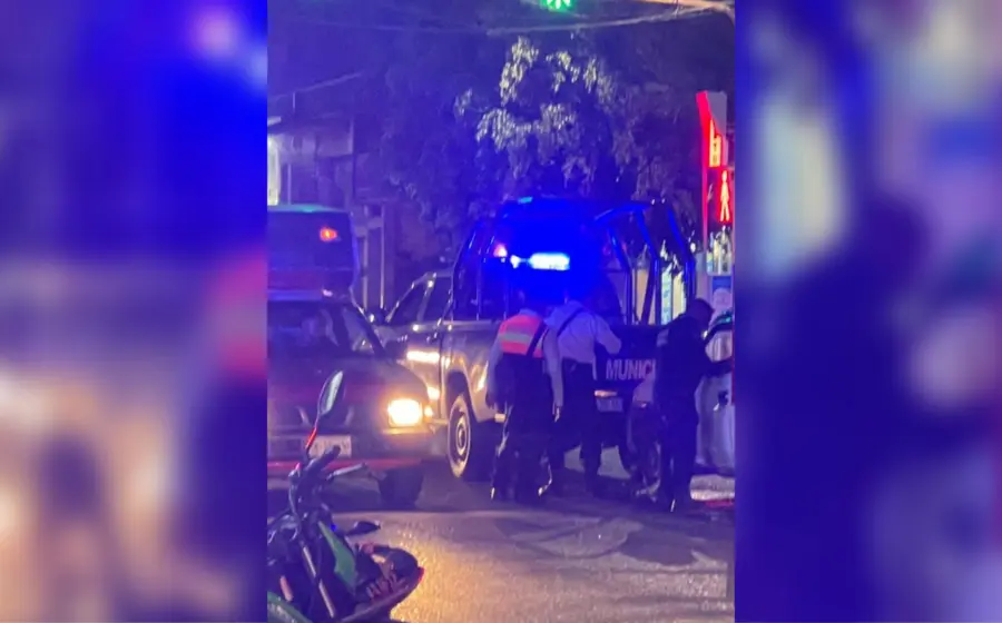 Camioneta choca contra tienda