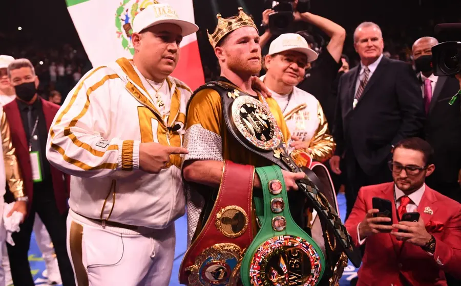 Canelo con los cuatro cinturones
