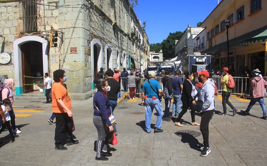 Personas caminando en Oaxaca