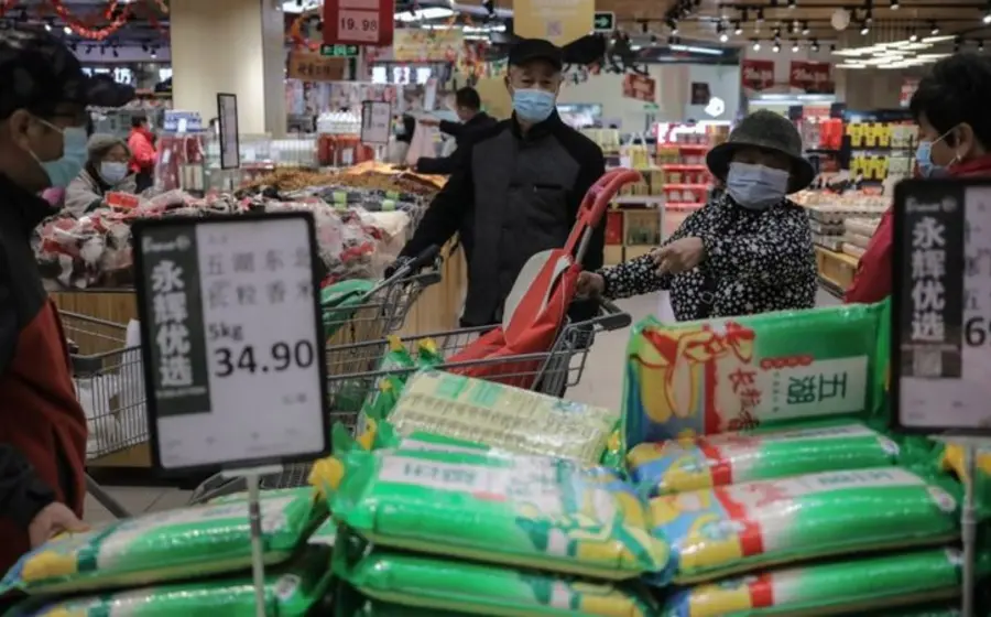 Muchas personas han hecho compras de pánico en los supermercados.