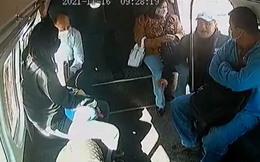 Internautas reconocieron al operador de la unidad por hacer frente al asalto.