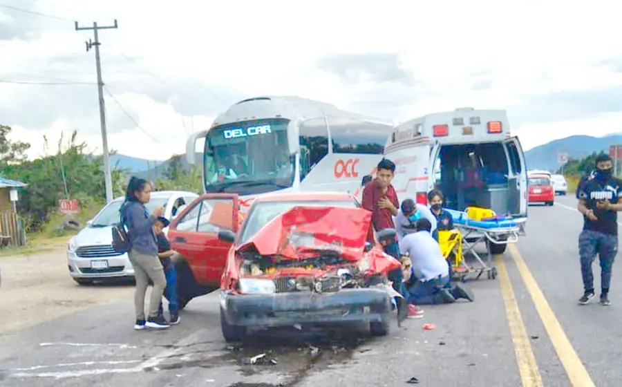 Tres personas resultaron lesionadas al chocar de frente una camioneta Toyota contra un automóvil Nissan tipo Tsuru.