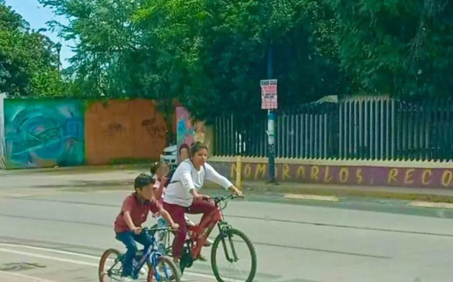 Niños andando en bicicleta.