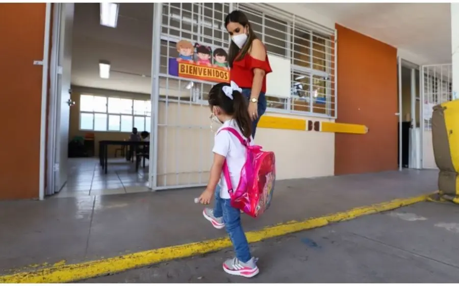 Maestra y alumna en escuela