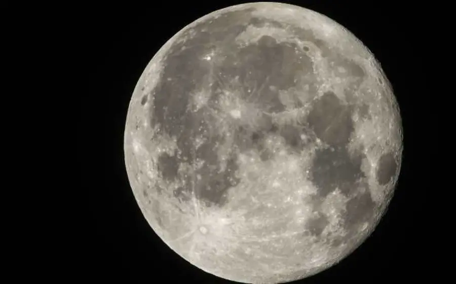 Expertos calculan que en 10 años ya podría haber asentamientos humanos en la Luna.