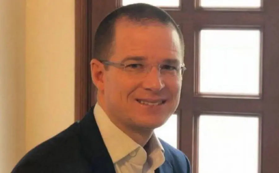 Un juez advirtió al imputado y su defensa que, en caso de no acudir, la FGR buscará la forma de hacer que se presente en la audiencia incluso a través de una orden de aprehensión.