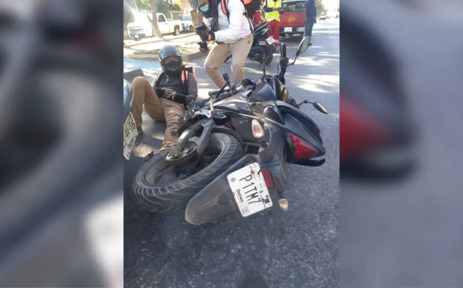 Motociclista derribado