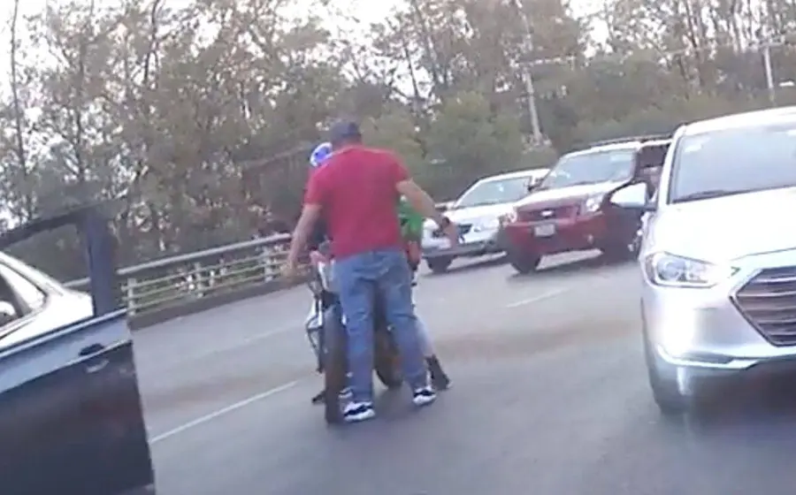 Un automovilista se detuvo en plena avenida sin importar que pudiera provocar un accidente.