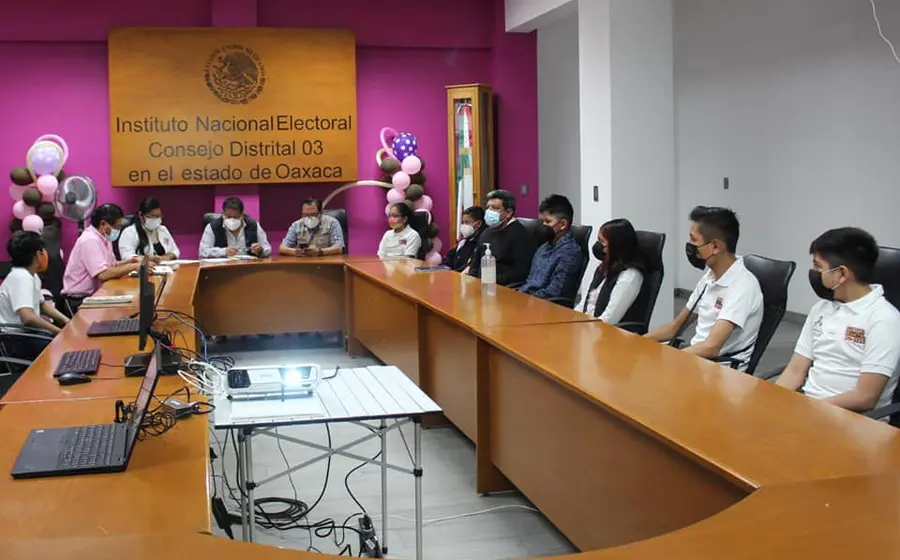 Jóvenes participan en encuesta 