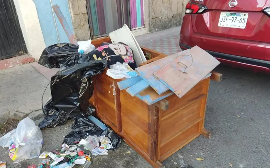 Ropero con basura