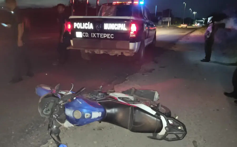 Los policías abanderaron la zona del accidente de la moctocicleta.