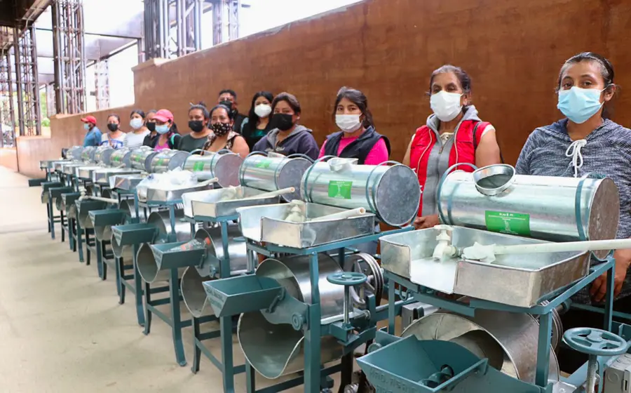 Mujeres reciben molinos caseros