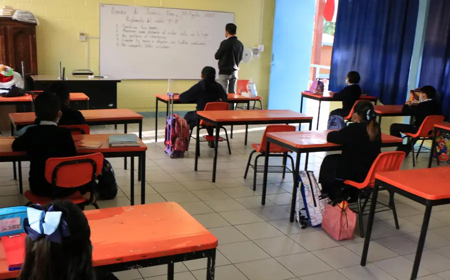 estudiantes escuela salón 
