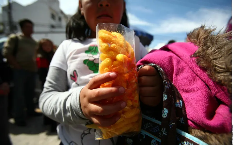 Niña con frituras