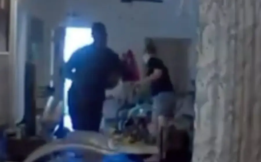 Zac golpeando a su mujer.