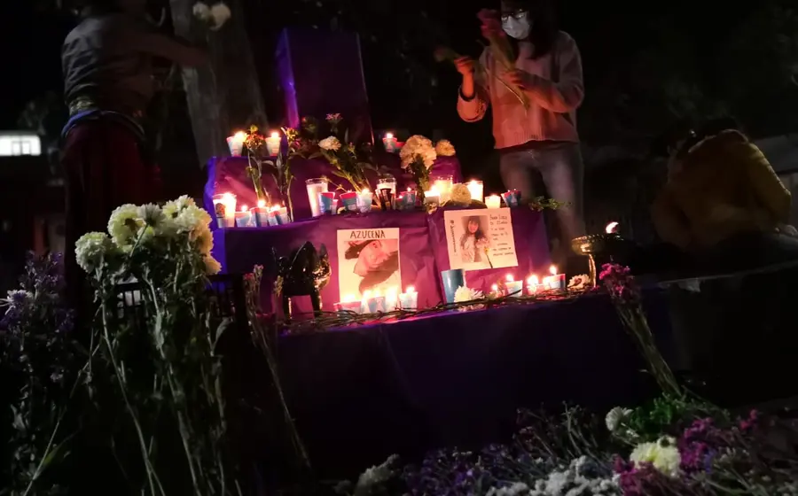 Fotos de mujeres asesinadas con veladoras.