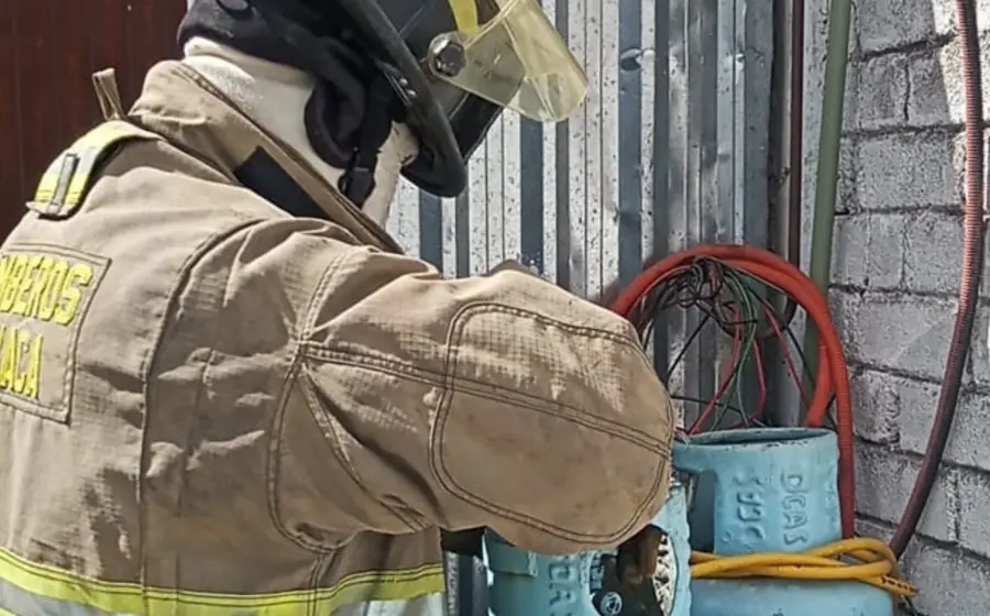 Bombero supervisa fuga de gas
