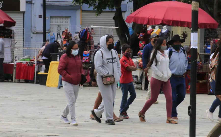 Gente con cubrebocas caminando.