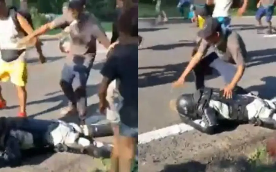 En el material se observa a diversos sujetos golpeando y pateando a un oficial quien yace noqueado en el pavimento de la carretera.