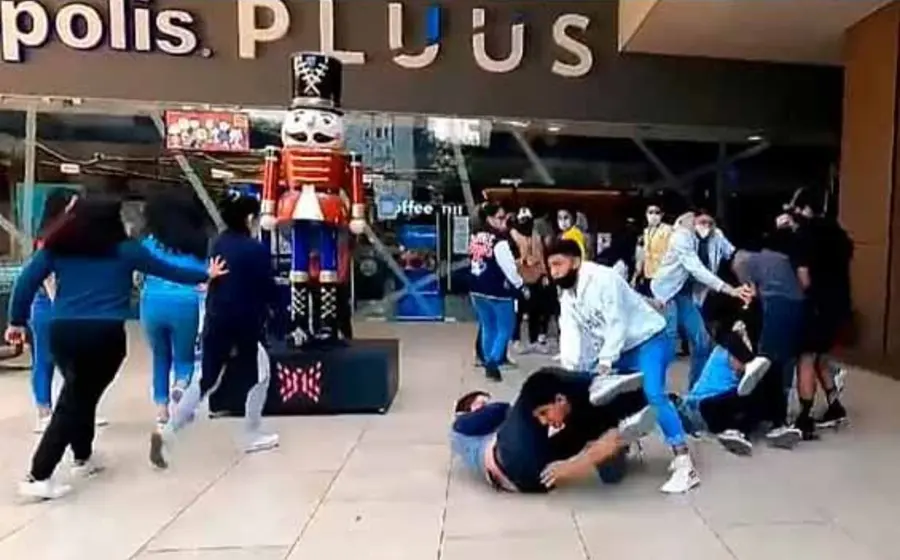 Un video muestra cómo se golpean varios jóvenes hasta quedar en el piso. 
