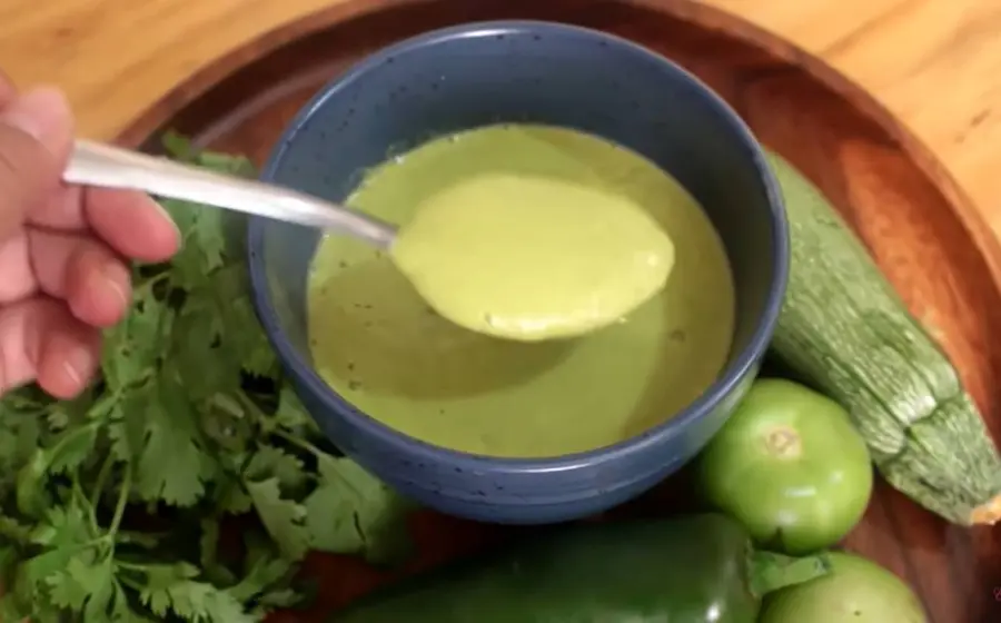 En los puestos es bastante común este tipo de salsa que ofrece el sabor y la textura del aguacate a menor precio y sin que nadie lo note. 
