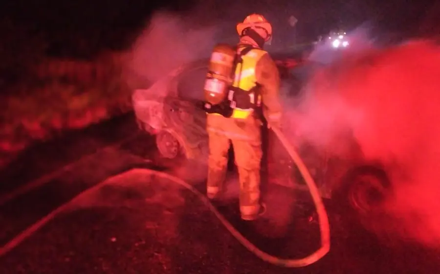 Bomberos apagando incendio.