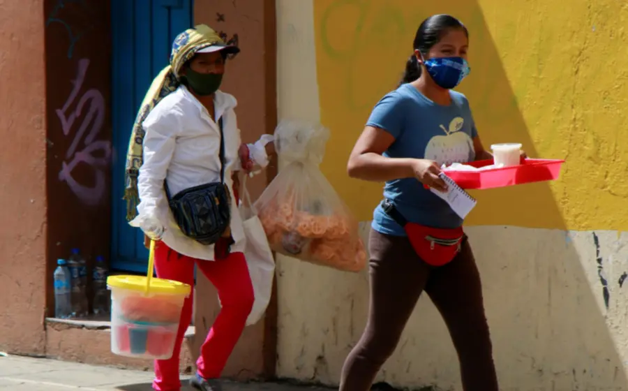 Persona entregando comida