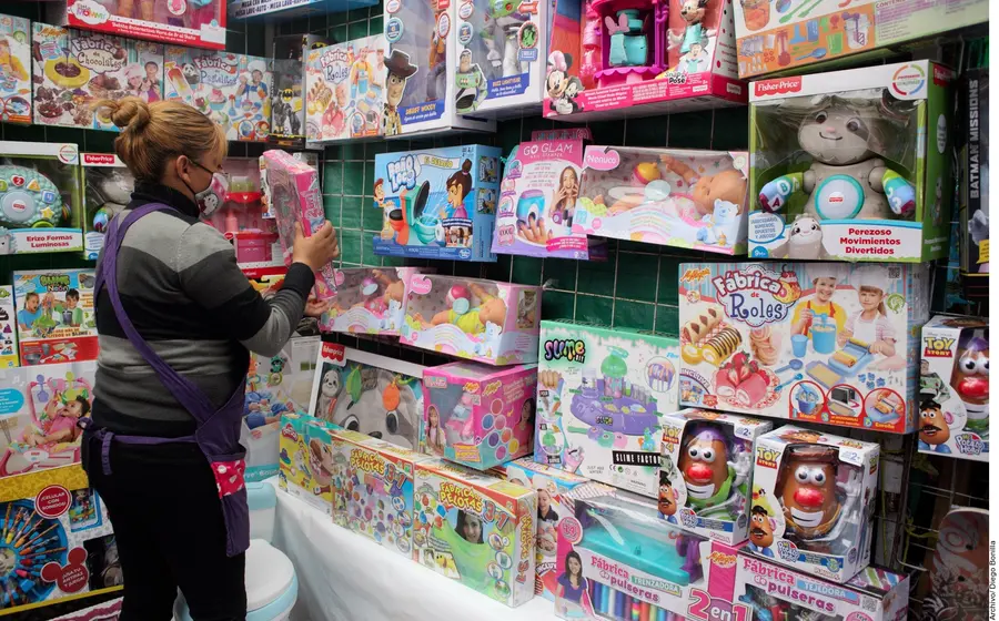 Mujer comprando juguetes