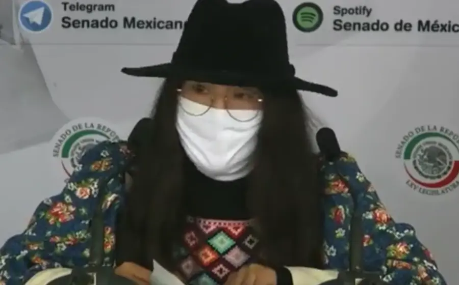 María Elena con sombrero