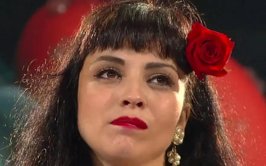 Mon Laferte relató que su tema "A Crying Diamond" habla de una manera directa y cruda de un abuso que sufrió durante 5 años.