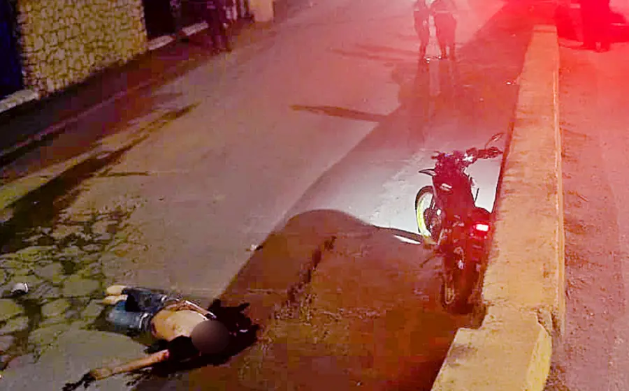 Fallecido tirado al piso
