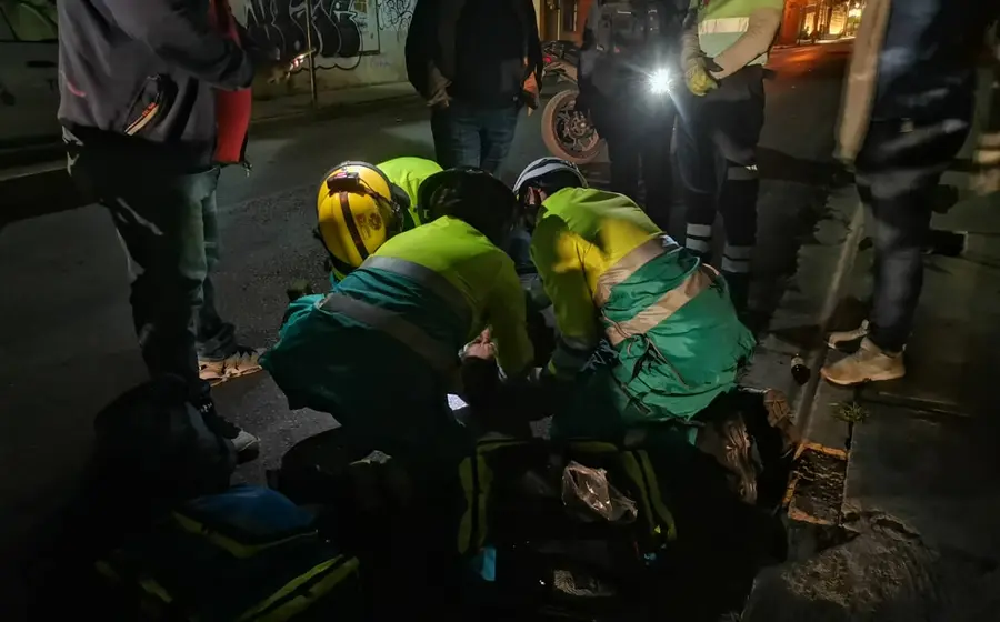 Personal médico brinda primeros auxilios