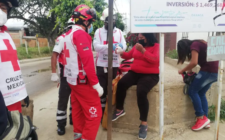 Paramédicos auxilian a mujer por lesión de bala