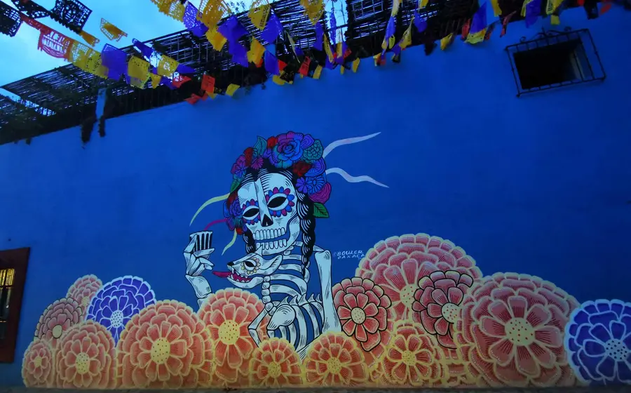  Uno de los murales más emblemáticos en estos días, en la calle de 5 de Mayo, en Jalatlaco. /Foto: Carina Pérez García