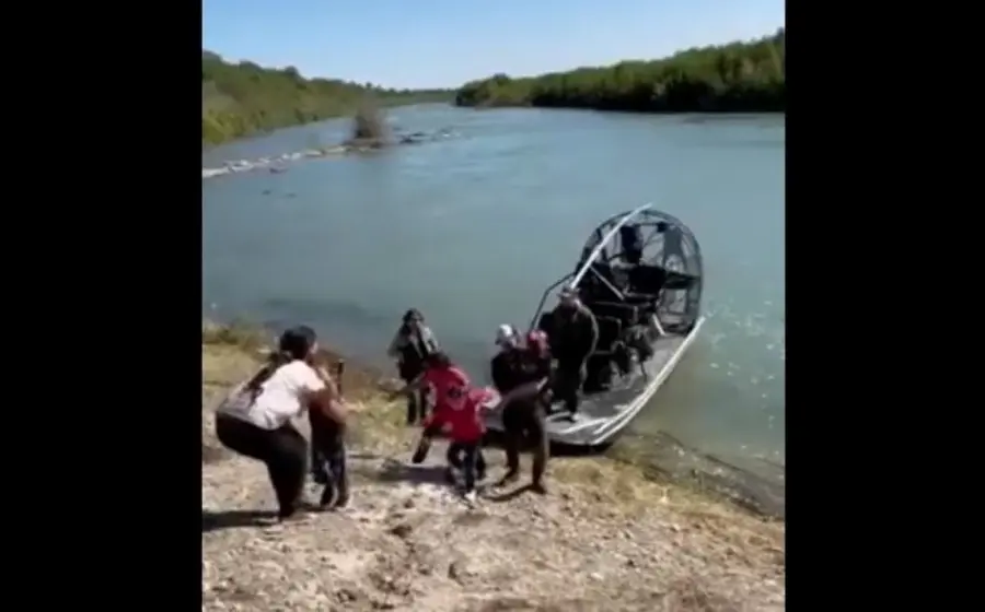 Lancha con migrantes en el Río Bravo.
