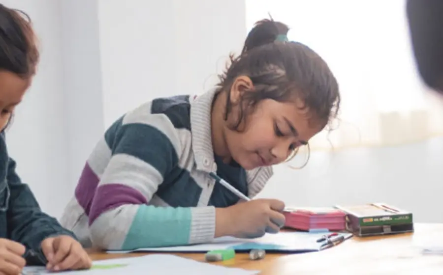 Se les considera superdotados a menores con un grado de conocimiento superior al resto, que aprenden a leer o hablar antes de la edad promedio y que son capaz de resolver ejercicios o entender conceptos avanzados.