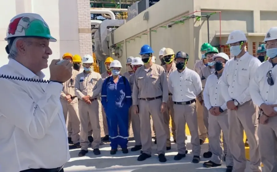 López Obrador en refinería de Salamanca
