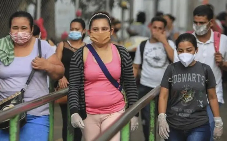Personas, cubrebocas, guantes
