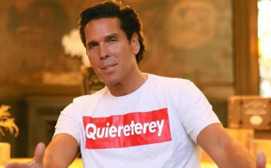 Roberto Palazuelos sonriendo