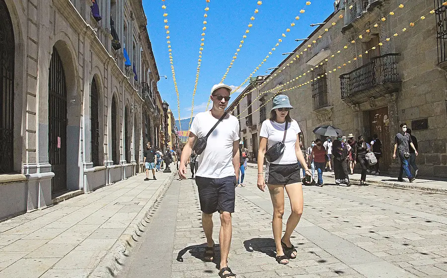 Turistas sobre el andador turístico