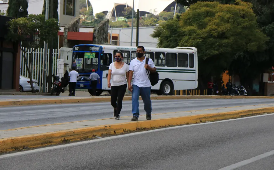 Pareja caminando en la calle