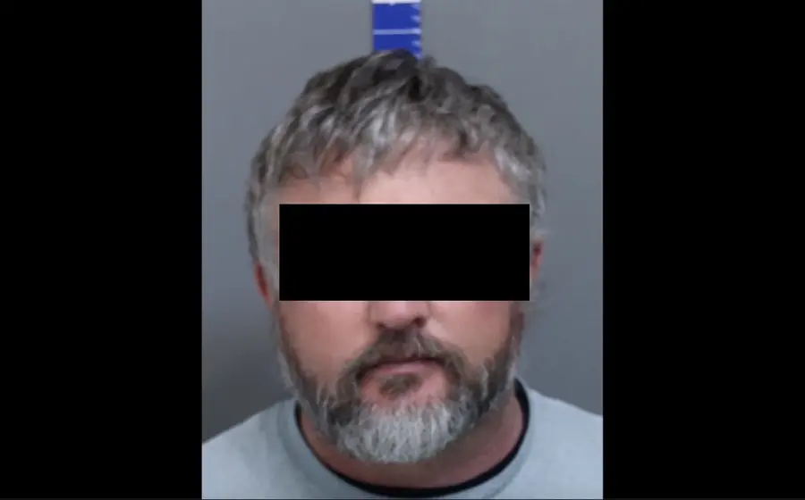 El hombre de 49 años intercambiaba hacía planes con otra mujer para deshacerse de su esposa.