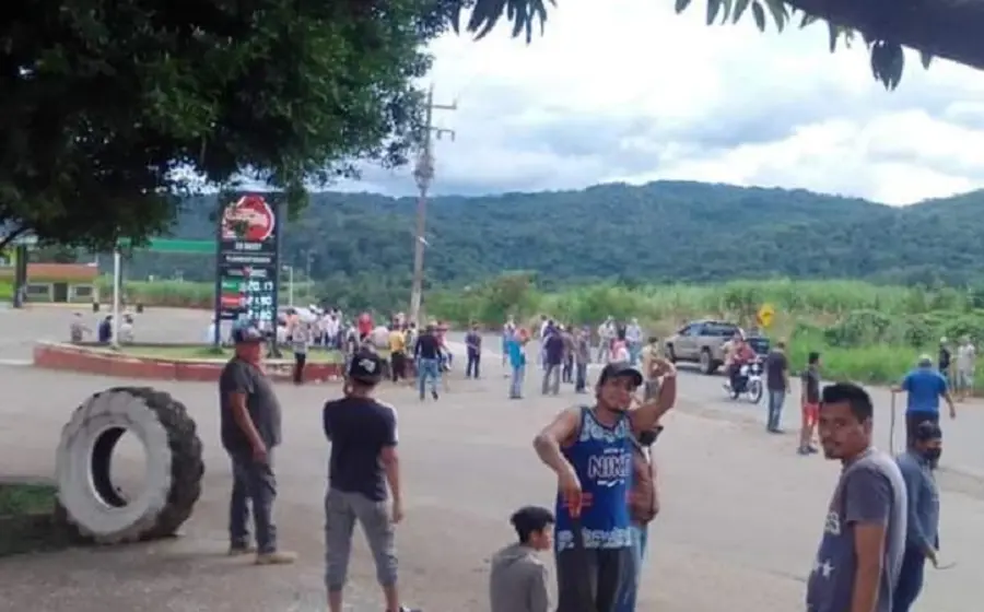Pobladores contra policías
