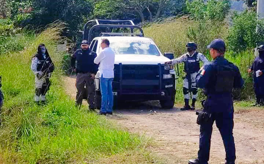 Policías buscan fosas clandestinas