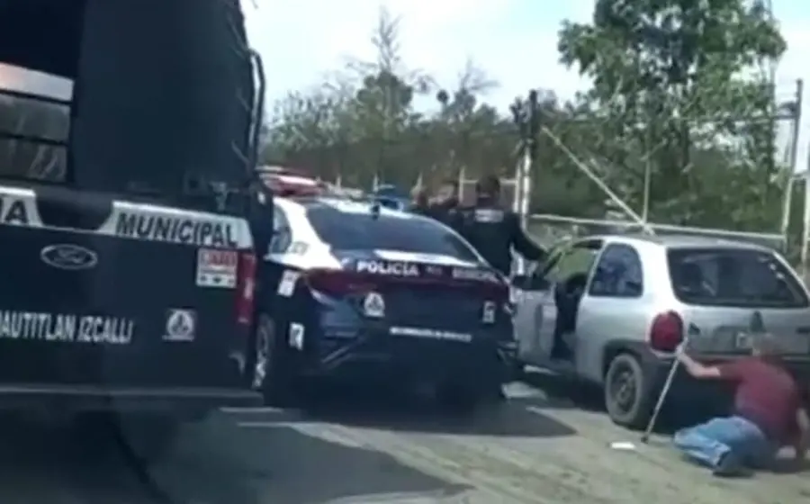 Un grupo de uniformados arremete contra un adulto mayor que al parecer fue detenido en un retén. 