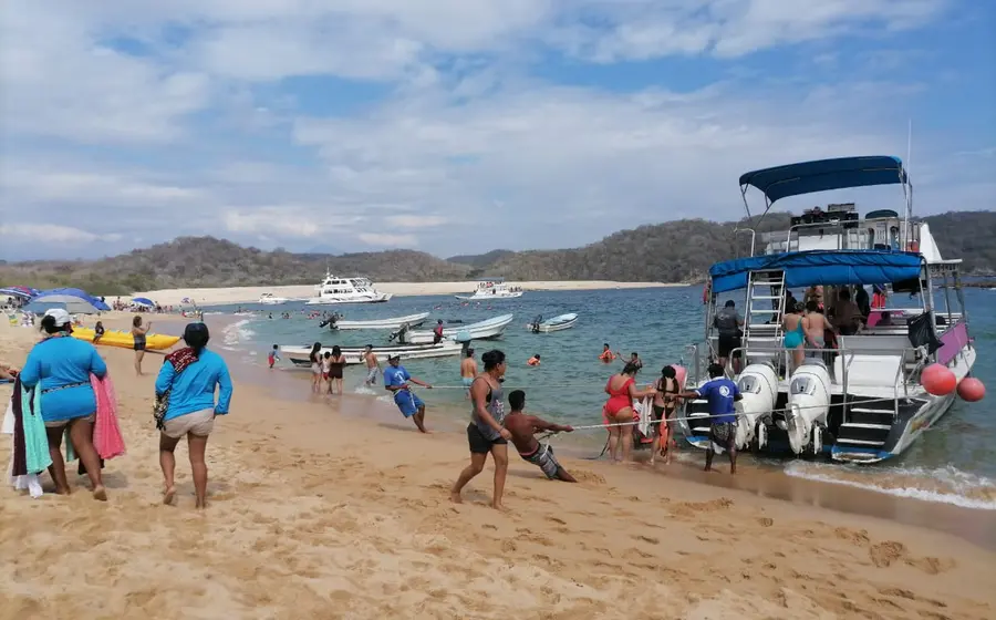 Bahía de Huatulco y turistas